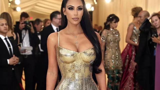 Kim Kardashian yoğun tempoya ara verip tatile çıktı! Kıvrımlarını sergiledi