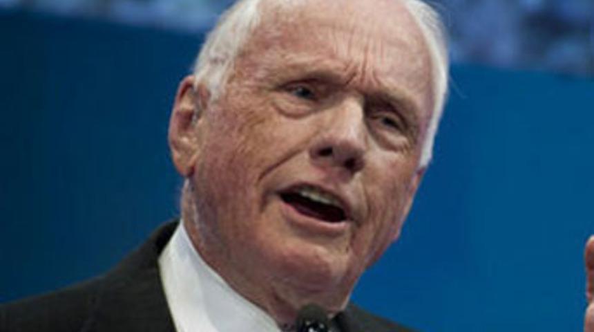 Neil Armstrong &ouml;ld&uuml;!