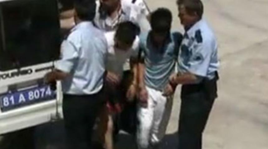 'Niye yan bakıyorsun' deyip bı&ccedil;akladı!