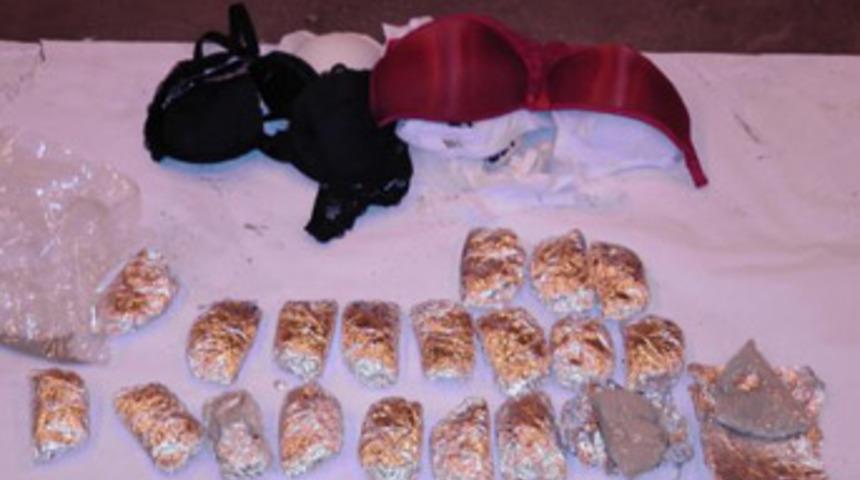 Sütyeninden bakın ne çıktı!