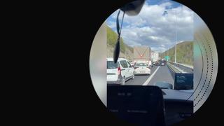 Kazaya giden ambulansın trafikteki zor anları gündem oldu! Emniyet şeridini işgal eden 49 araca ceza kesildi