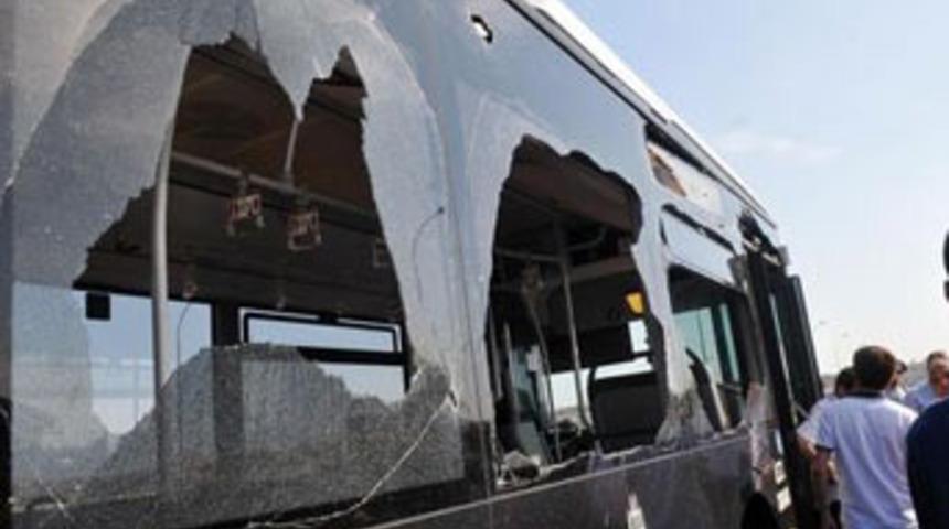 Hali&ccedil; K&ouml;pr&uuml;s&uuml;'nde metrob&uuml;sler &ccedil;arpıştı