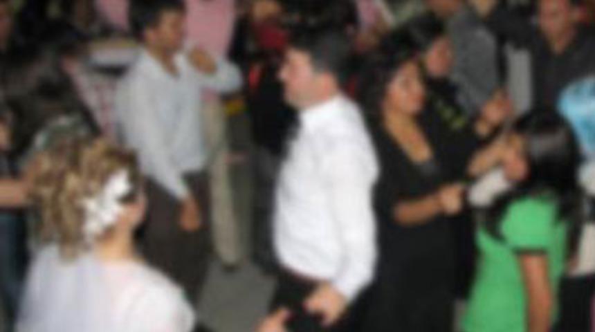 'Eşi-kızı d&uuml;ğ&uuml;nde oynayan deyyustur'