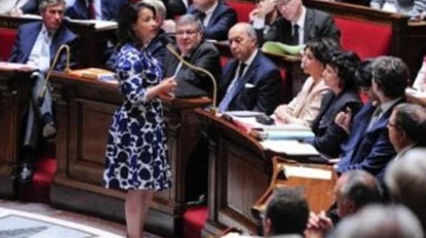 Çiçekli elbise giyince ıslıklandı