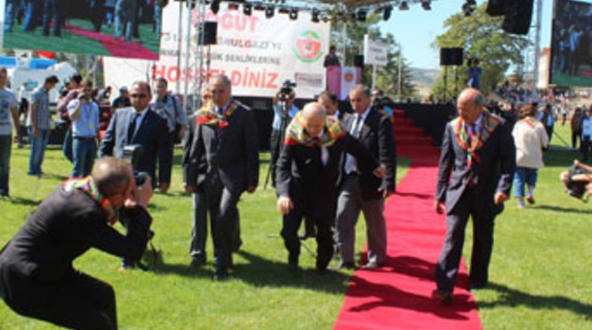 Bah&ccedil;eli kırmızı halıya takıldı