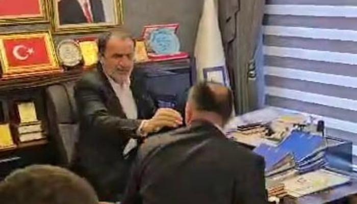 YRP'li başkan devir teslim töreninde çileden çıktı! MHP'li isme önce çiçek fırlattı sonra küfür ve hakaret edip üstüne yürüdü! 