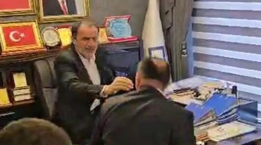 YRP'li başkan devir teslim töreninde çileden çıktı! MHP'li milletvekiline önce çiçek fırlattı sonra küfür ve hakaret edip üstüne yürüdü