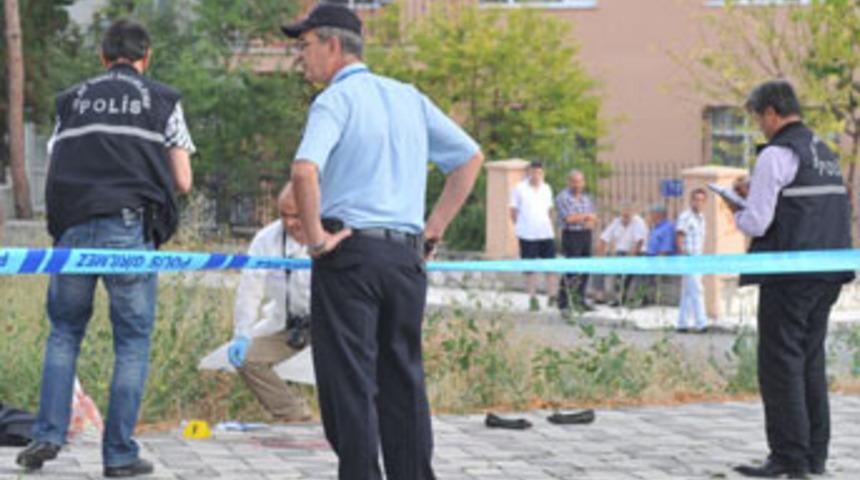 Gen&ccedil; kadın sokak ortasında kurşunlandı