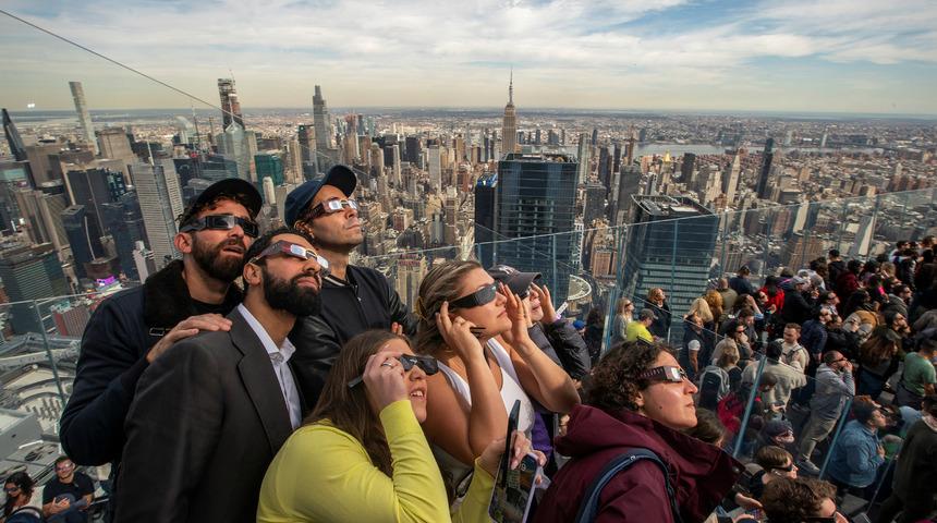 Tam güneş tutulması sırasında yaşanan ani rahatsızlıklar Google aramalarına yansıdı! 'Gözlerim neden ağrıyor?' 