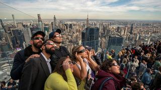 Tam güneş tutulması sırasında yaşanan ani rahatsızlıklar Google aramalarına yansıdı! 'Gözlerim neden ağrıyor?' 