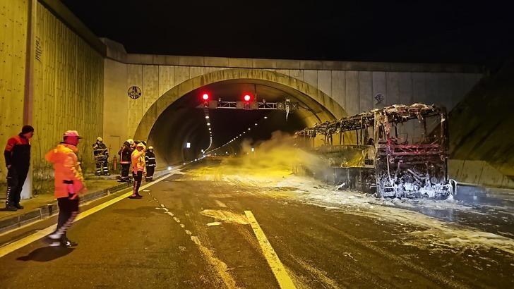 Orhangazi Tüneli'nde yolcu otobüsü alev alev yandı! 35 yolcu son anda tahliye edildi