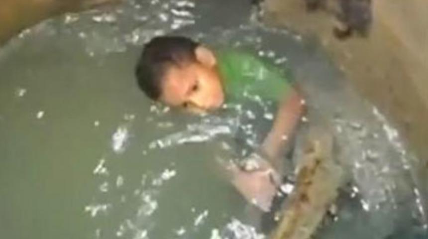 Kanalizasyonda b&ouml;yle hayata tutundu