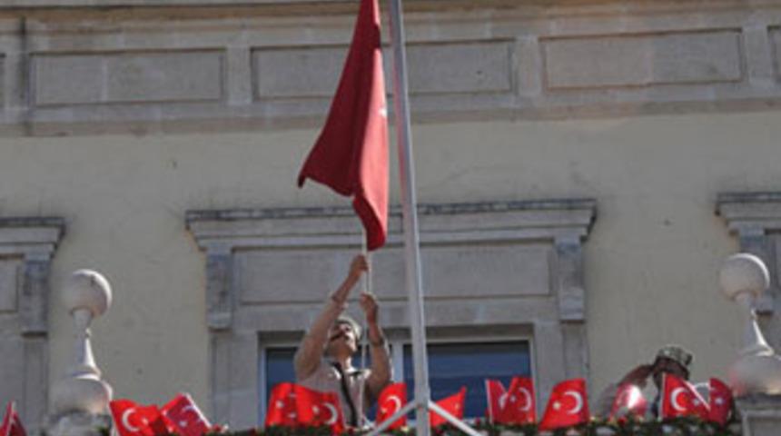 Yasağa rağmen Türk bayrağı asıldı