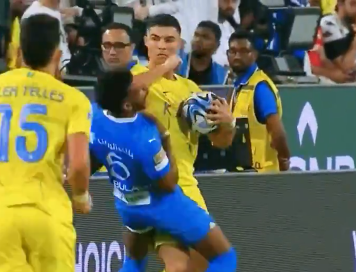 Suudi Arabistan Süper Kupa yarı finalinde Cristiano Ronaldo'nun olaylı gecesi! Rakibine dirsek attı, hakeme yumruk kaldırdı... Arabistan kariyerinde ilk kez kırmızı kart gördü G5