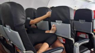 Yolcu uçağını yatak odasına çevirdiler! Üç koltukta birbirlerine sarılarak uyudular... Yolcuların tepkisi gecikmedi