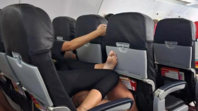 Yolcu uçağını yatak odasına çevirdiler! Üç koltukta birbirlerine sarılarak uyudular... Yolcuların tepkisi gecikmedi