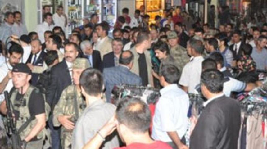 Bakan Şahin'e Hakkari'de taşlı saldırı