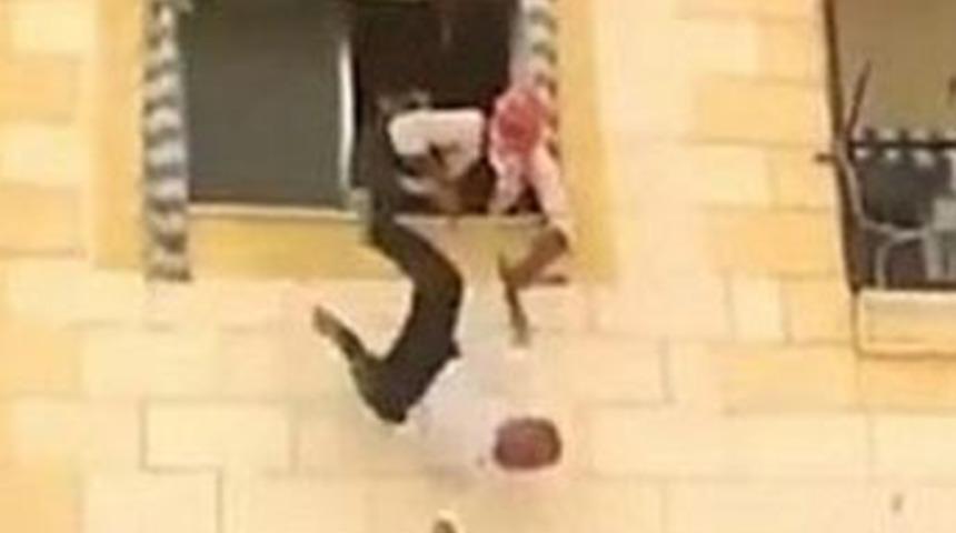 Esad yandaşını 3'&uuml;nc&uuml; kattan atmışlar!