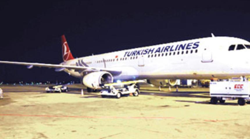 Yolcu alırken şişme merdiven patladı!