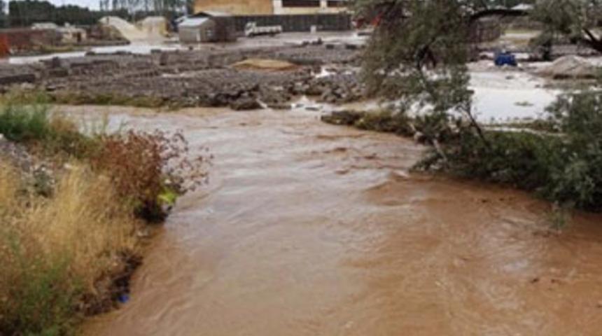 Van'da sel: 1 &ouml;l&uuml;, 1 kayıp