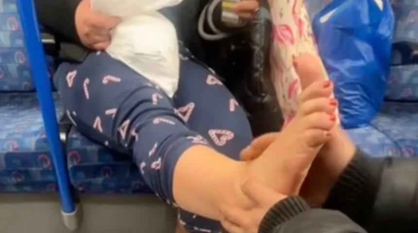 Metroda iğrenç görüntüler! Kimse ne olduğunu anlayamadı... Bir anda sevgilisinin ayaklarına masaj yapmaya başladı