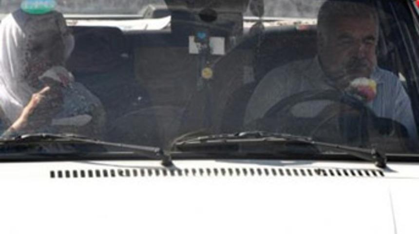 Direksiyon başında dondurmaya '72 TL' ceza!