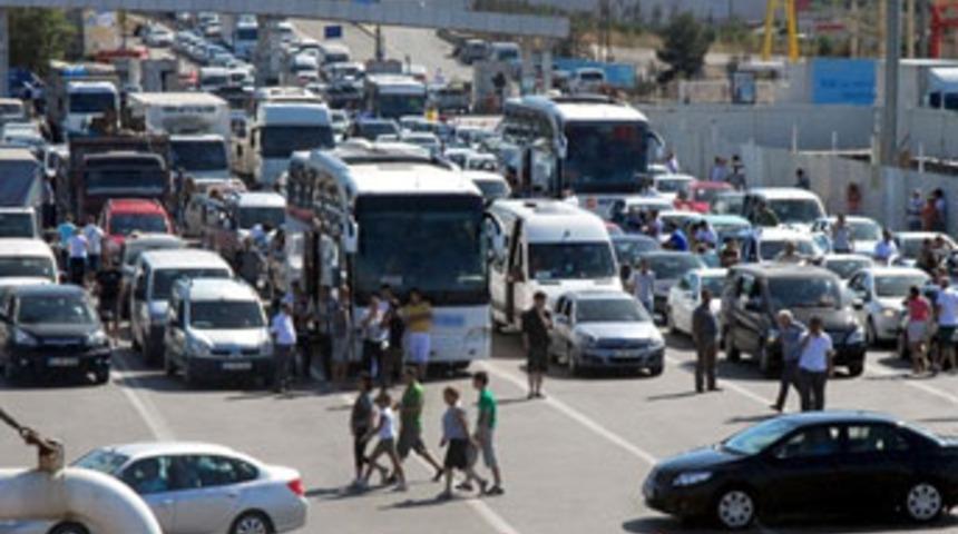 Top&ccedil;ular İskelesi'nde 12 km'lik kuyruk oluştu