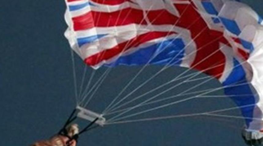 Kraliçe stada paraşütle atladı!