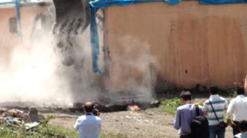 Yıkıma gecekondu sahipleri de yardım etti!