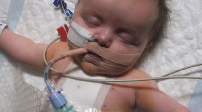 Yarım kalple yaşama tutundu