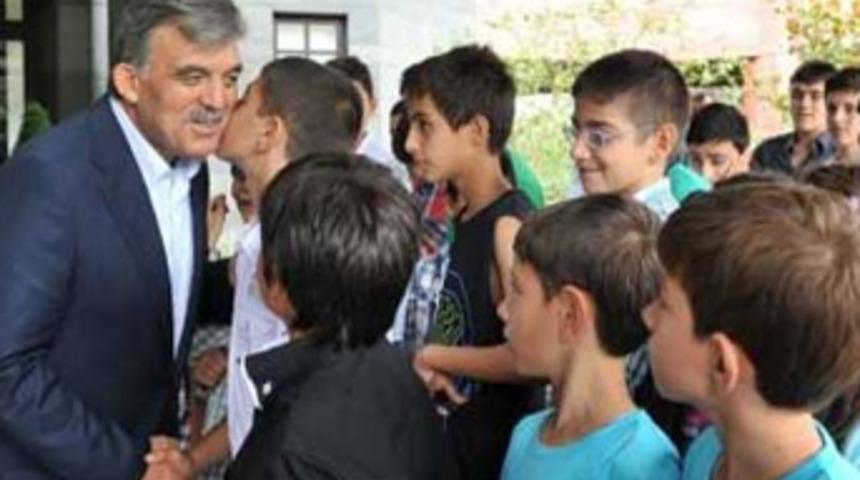 G&uuml;l, &ccedil;ocuklara bayram har&ccedil;lığı dağıttı