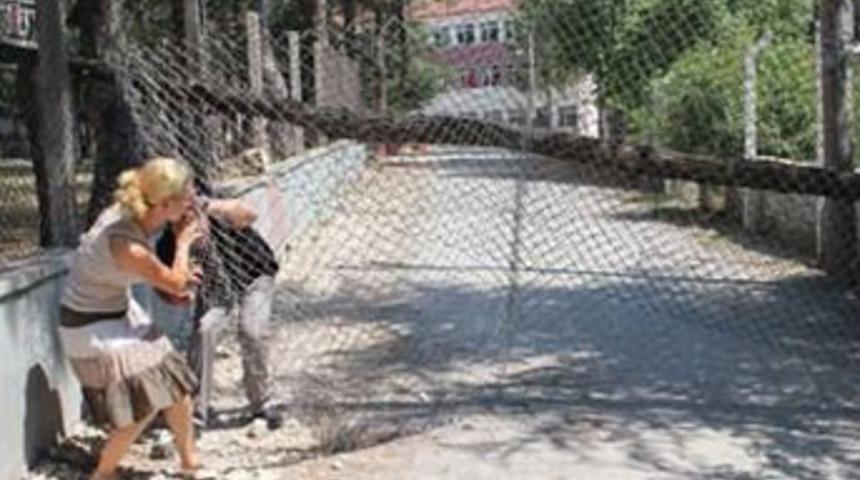 Okul girişine tel &ouml;rg&uuml;!