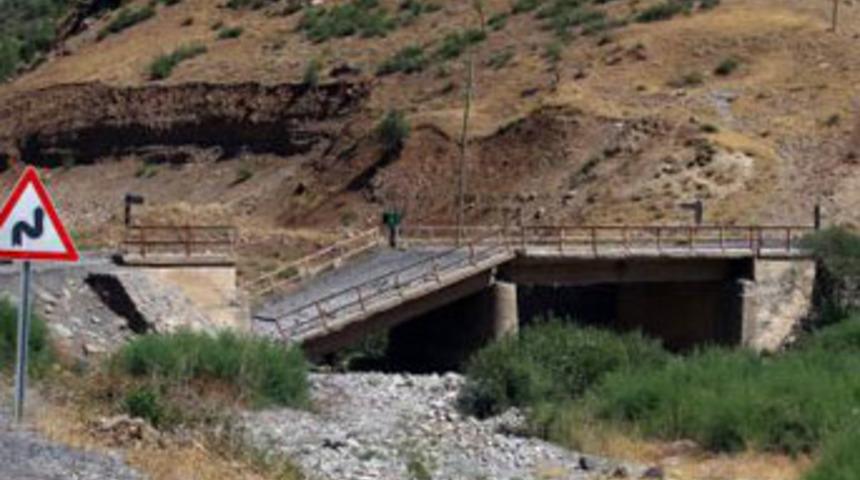 Ter&ouml;ristler k&ouml;pr&uuml;y&uuml; de u&ccedil;urdu