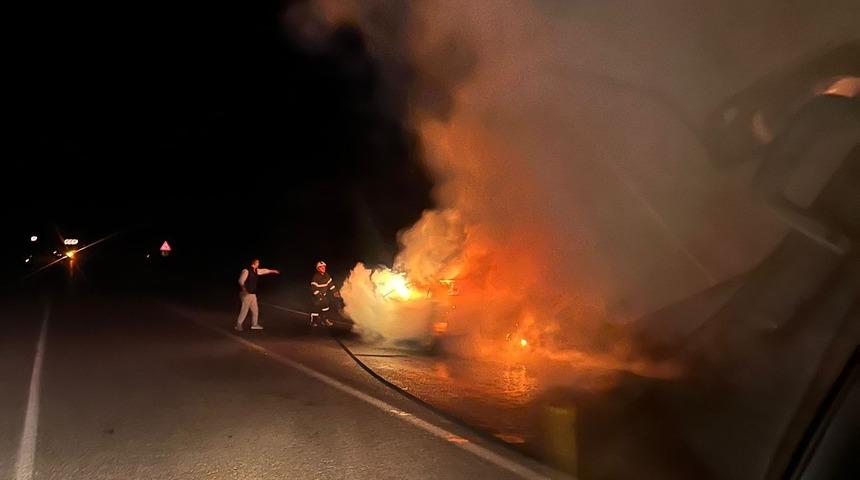 Tamirci beklerken alev alev yandı! Otomobil küle döndü