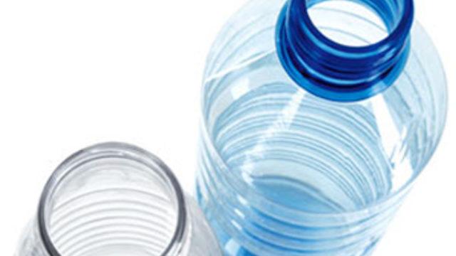 Banyo yaparken kaydı, şişenin üstüne düştü!