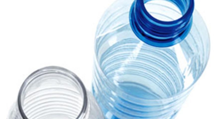 Banyo yaparken kaydı, şişenin &uuml;st&uuml;ne d&uuml;şt&uuml;!