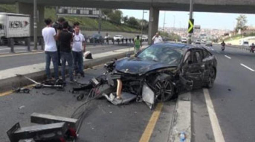 L&uuml;ks otomobiller birbirine girdi