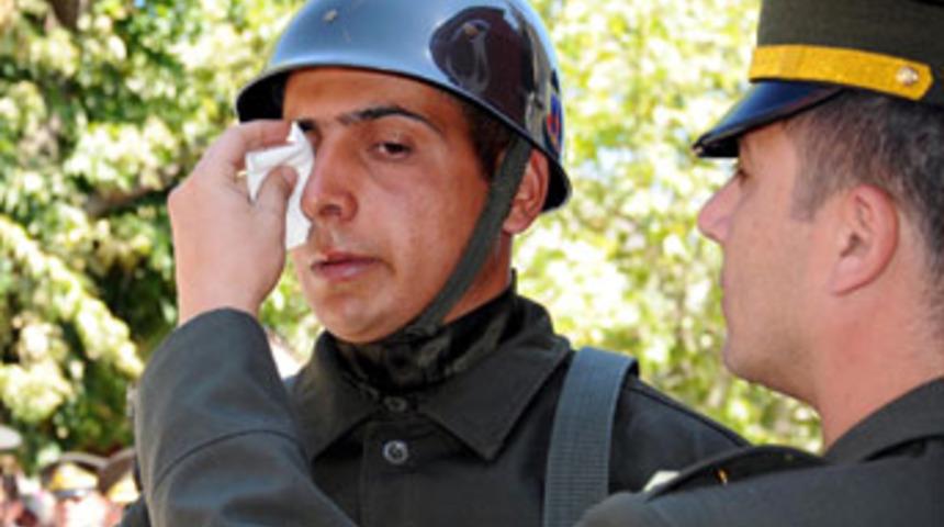 Gözyaşlarını komutanı sildi