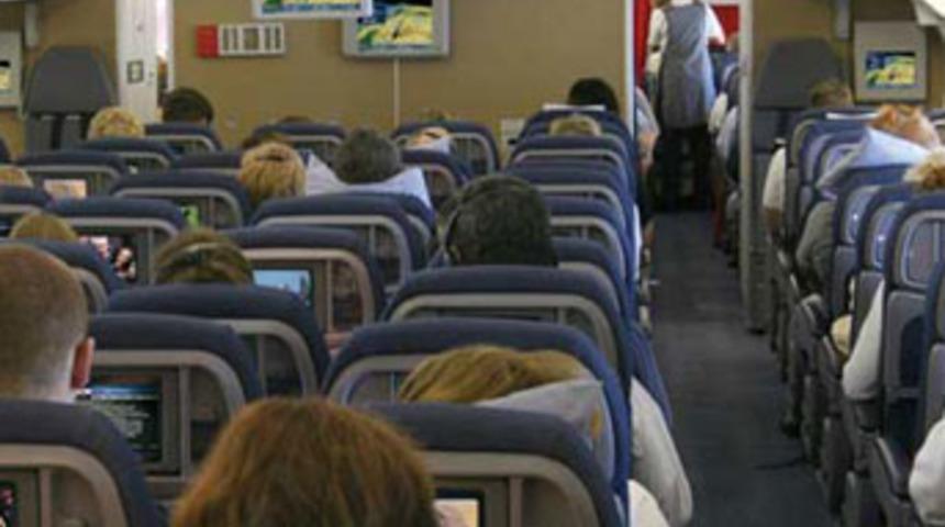 Gaziantep'e giden u&ccedil;akta 11 yolcu yaralandı