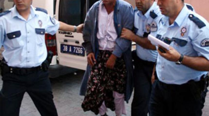 Kadın kılığına girip eşinin boğazını kesti!