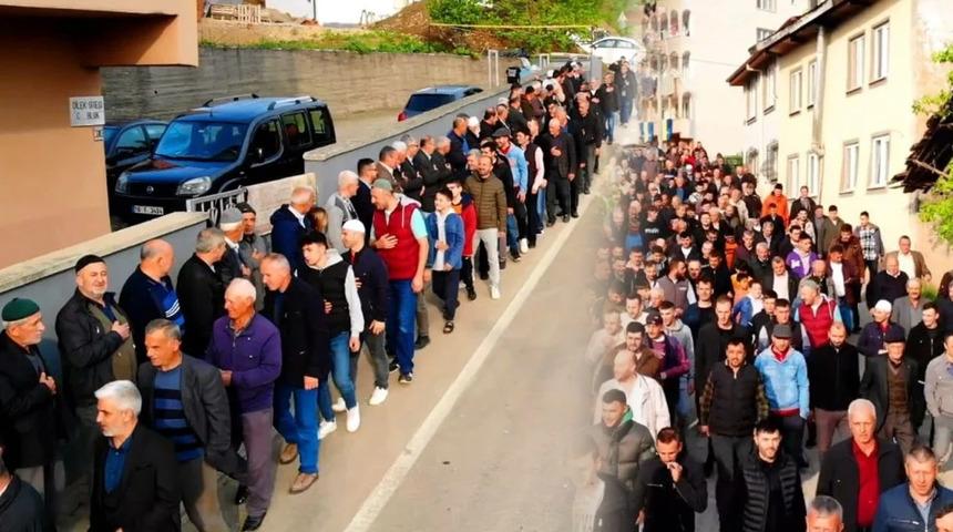Ucu bucağı görünmedi! 1 kilometrelik bayramlaşma kuyruğu