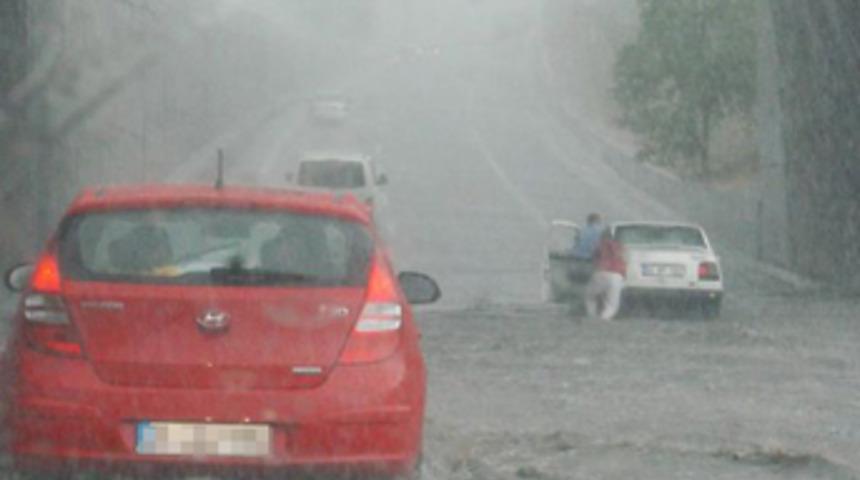 İstanbul'u sağanak vurdu