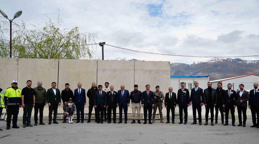 Validen görev başındaki personele bayram ziyareti