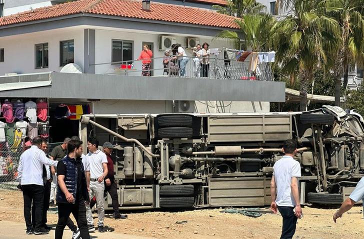 Antalya'da bayram günü feci kaza! Can pazarı yaşandı: 29 yaralı 18682482-728xauto