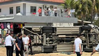 Antalya'da bayram günü feci kaza! Can pazarı yaşandı: 29 yaralı