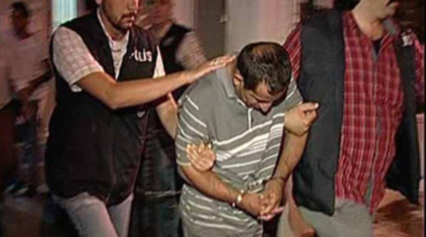 Eşini sevgilisine &ouml;ld&uuml;rtt&uuml;!