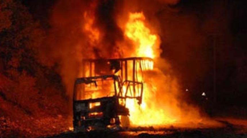 PKK'lılar TIR yaktı, ara&ccedil;lara ateş a&ccedil;tı