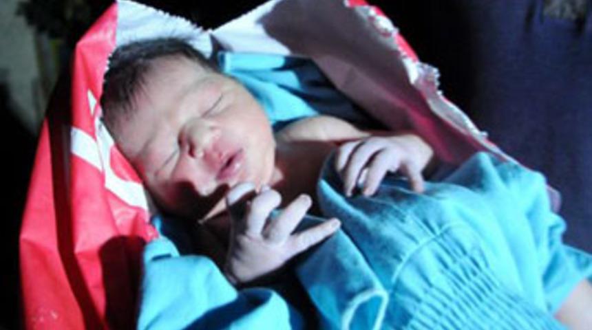 Poşetten bebek &ccedil;ıktı