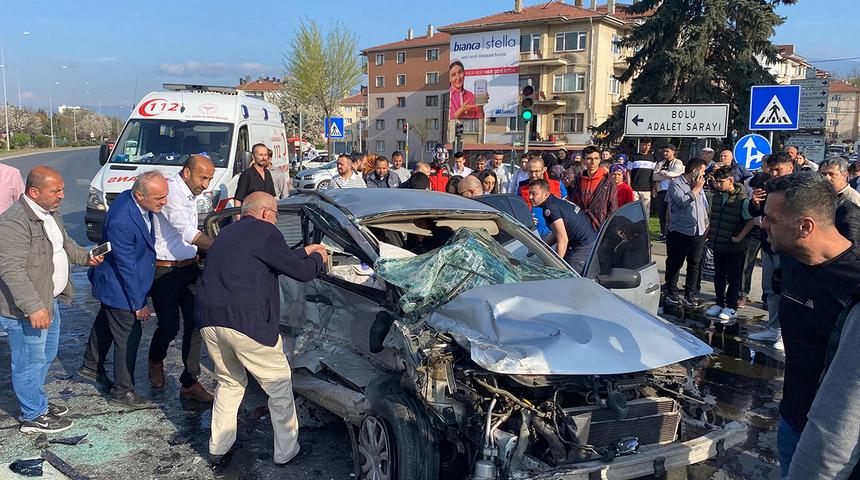 Bolu’da feci bir kaza meydana geldi! Araç kağıt gibi ezildi: 2 ölü, 1 yaralı