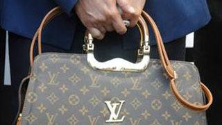 Aysel Tuğluk'un dikkat çeken çantası